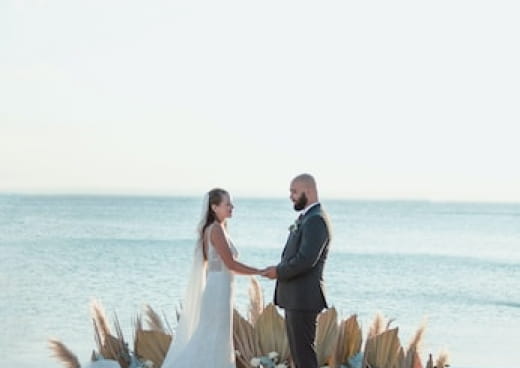写真：思い出の海辺で二人だけのウエディング